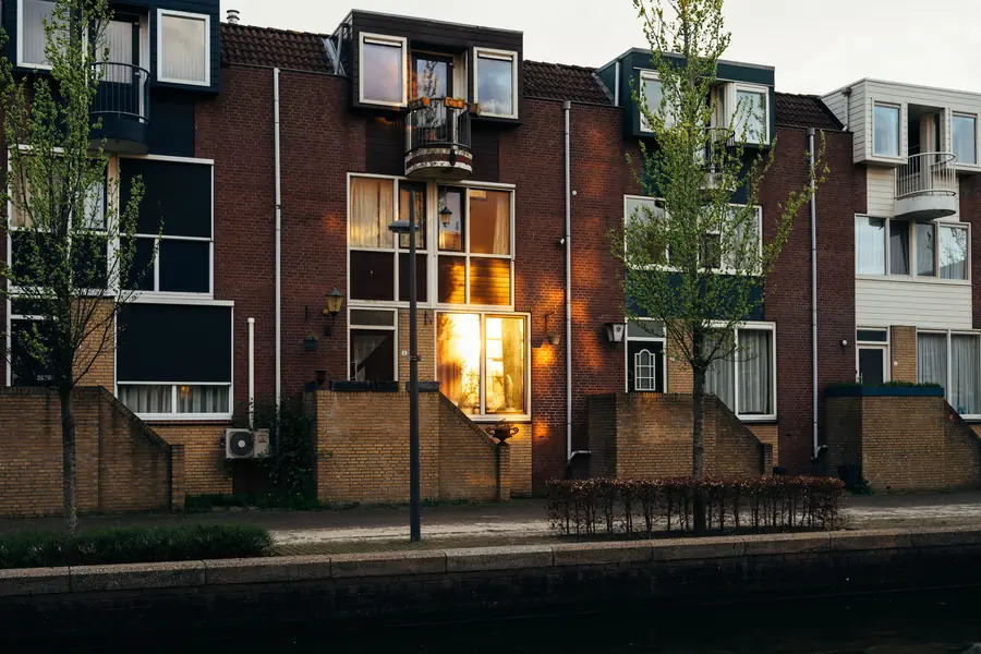 Moderne bakstenen rijtjeshuizen aan het water in Almere, een stad in de regio Amsterdam waar ook bodemdaling speelt