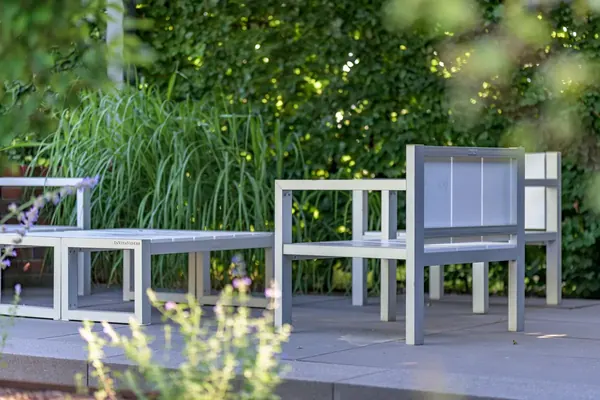 Tuinstoelen op grote grijze terrastegels, terras aanleggen in Amsterdam